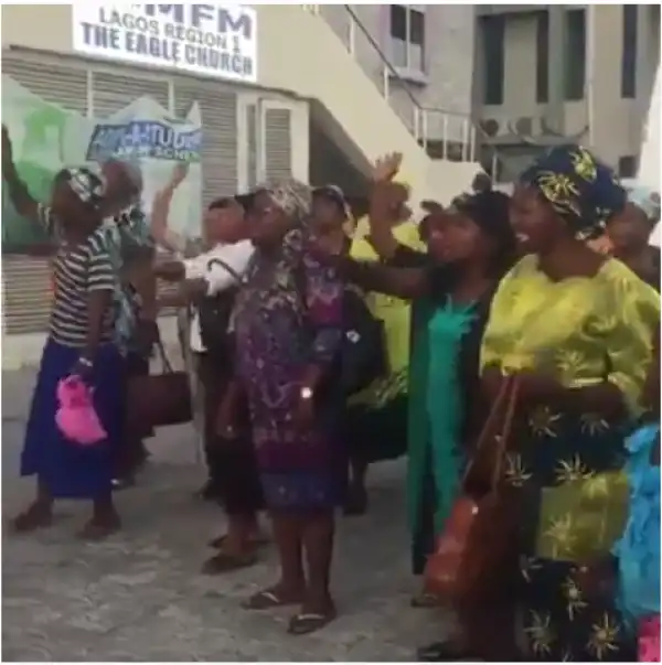 See What A Group Of People Were Seen Doing As Fire Engulfed LG Showroom In Lagos. Photos/Video